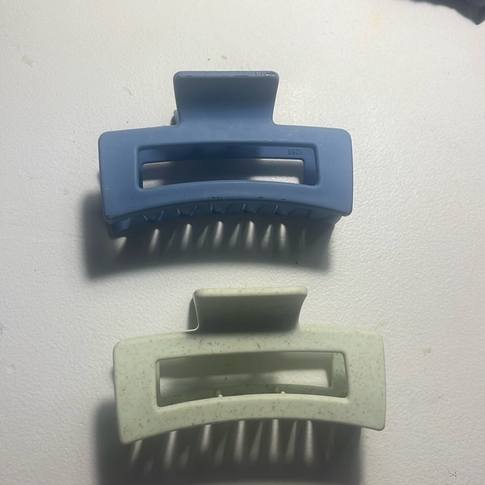 2 big matching claw clips 💜